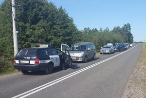 pojazdy i policjanci podczas zatrzymania na drodze
