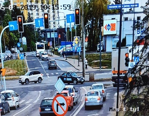 Zdjęcie ekranu MCM z obrazem skrzyżowania i ruchem pojazdów na nim.