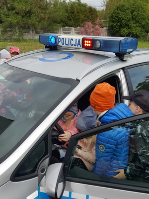 Teren przed komisariatem w Solcu Kujawskim. Dzieci mają możliwość zasiąść za kierownicą radiowozu.