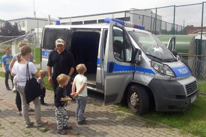 dzieci i rodzice oglądają policyjny radiowóz