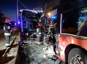 Zdjęcie obu uszkodzonych autobusów biorących udział w zdarzeniu.