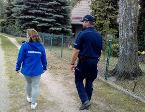 Policjant i pracownik Urzędu Miasta w Koronowie podczas kontroli.