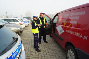 Policjanci podczas kontroli pojazdu dostawczego.