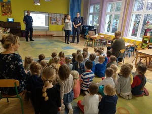 Policjanci i dzieci podczas zajęć w przedszkolu.