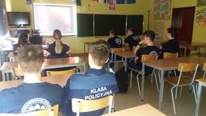 Uczniowie podczas oglądania filmu wyświetlonego przez policjantów podczas zajęć.