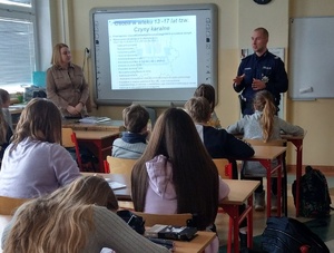 Profilaktycy ze Szwederowa prowadzą zajęcia z uczniami.