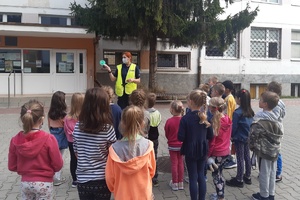 policjantka rozmawia z dziećmi przed szkołą
