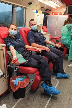 Dwoje policjantów podczas oddawania krwi.