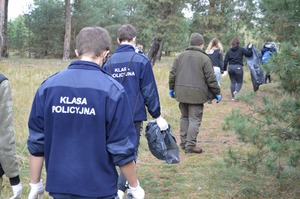 uczniowie klasy policyjnej przemieszczają się po lesie