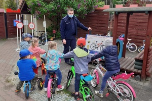 policjant rozmawia z dziećmi na rowerach