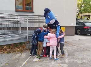 Dzieci przytulają się do Polfinka.