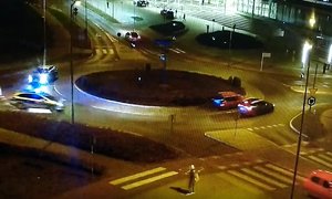 Widok na Rondo w Solcu Kujawskim podczas trwającego pościgu. Widoczne przejeżdżające auta i radiowóz na sygnałach świetlnych.