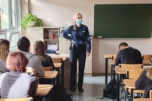 umundurowana policjanta rozmawia z młodzieżą w klasie