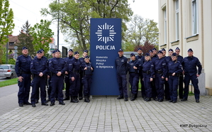 Wspólne, pamiątkowe zdjęcie przed budynkiem Komendy Miejskiej Policji w Bydgoszczy