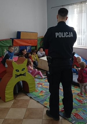 policjanci i dzieci podczas prelekcji